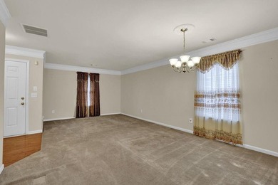 Well-maintained home with an open floor plan and extensive - photo 11