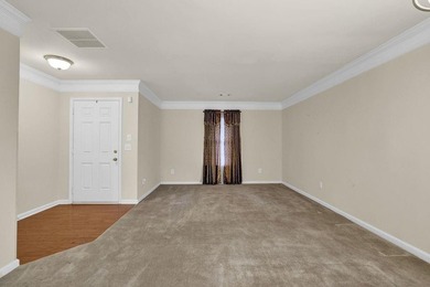 Well-maintained home with an open floor plan and extensive - photo 12