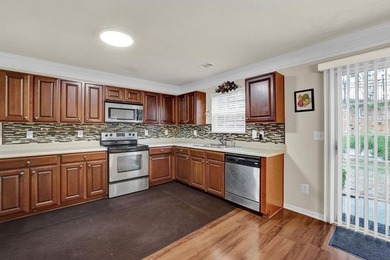 Well-maintained home with an open floor plan and extensive - photo 14