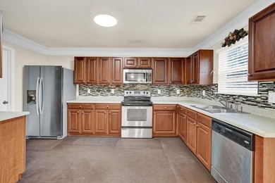 Well-maintained home with an open floor plan and extensive - photo 15