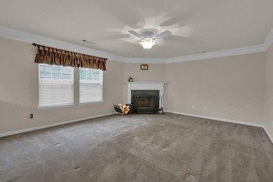Well-maintained home with an open floor plan and extensive - photo 19