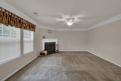 Well-maintained home with an open floor plan and extensive - photo 20