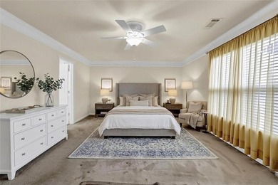 Well-maintained home with an open floor plan and extensive - photo 31