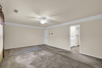 Well-maintained home with an open floor plan and extensive - photo 32