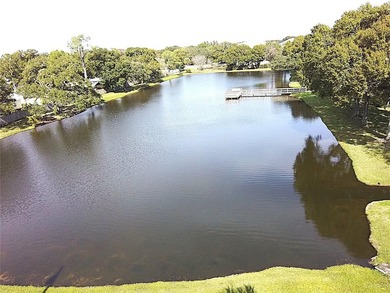 Upstairs end unit in desirable South Tampa area. Two bedrooms - photo 3