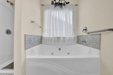 Well-maintained home with an open floor plan and extensive - photo 36