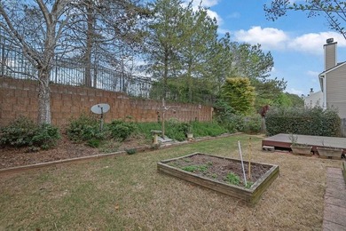 Well-maintained home with an open floor plan and extensive - photo 37