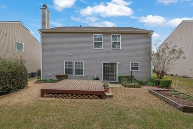 Well-maintained home with an open floor plan and extensive - photo 39