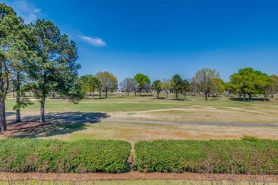 Welcome to refined living on the Wynlakes Golf Course. Situated - photo 3