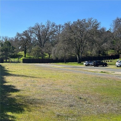 This property features a charming 3-bedroom, 2-bath manufactured - photo 37