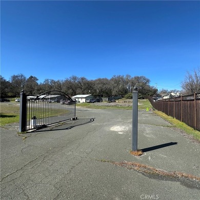 This property features a charming 3-bedroom, 2-bath manufactured - photo 40