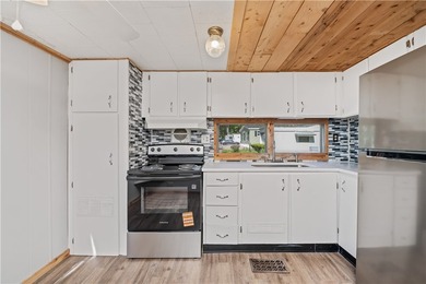 Welcome home to this beautifully updated 2 bedroom and 1 bath - photo 3