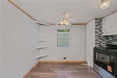 Welcome home to this beautifully updated 2 bedroom and 1 bath - photo 7