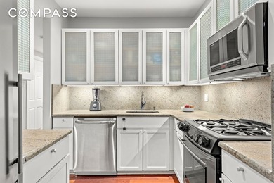 *Welcome to this beautiful sun filled two bedroom, two bathroom - photo 3