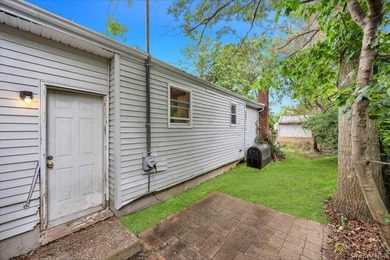 Completely renovated in 2026, with new range hood and bathroom - photo 28