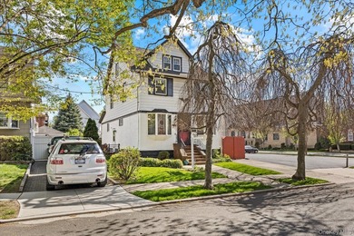 Newly listed single-family residence set on a 40 x 100 lot - photo 2
