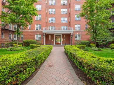 Forest Hills living at its finest. This bright one-bedroom - photo 14