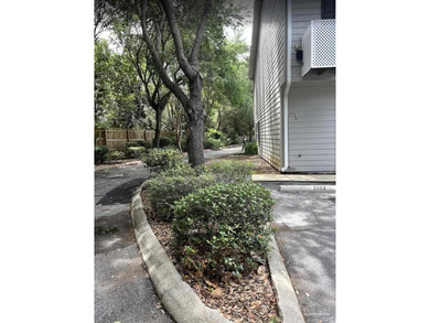 Bright Private End Unit Townhome! This light-filled end unit - photo 3