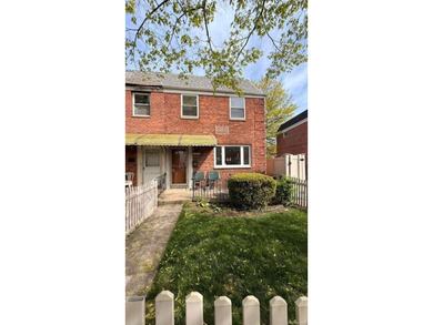 Sun-Drenched Semi-Attached Gem in Kew Gardens Hills! Located on - photo 2
