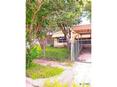 Calling all investors ! This Central location. Single wide