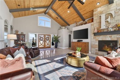 Stunning updated home in highly desired Four Seasons w/ - photo 6