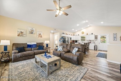 Welcome to this spacious and beautifully maintained 6-bedroom - photo 11