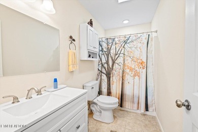 Welcome to this spacious and beautifully maintained 6-bedroom - photo 14