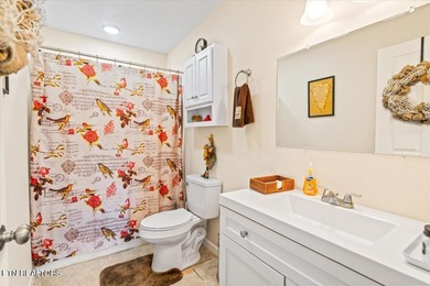 Welcome to this spacious and beautifully maintained 6-bedroom - photo 17