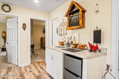 Welcome to this spacious and beautifully maintained 6-bedroom - photo 18