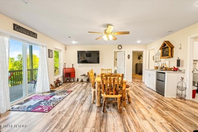 Welcome to this spacious and beautifully maintained 6-bedroom - photo 19