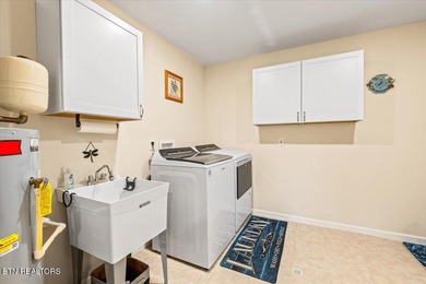 Welcome to this spacious and beautifully maintained 6-bedroom - photo 21