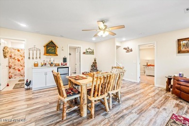 Welcome to this spacious and beautifully maintained 6-bedroom - photo 22