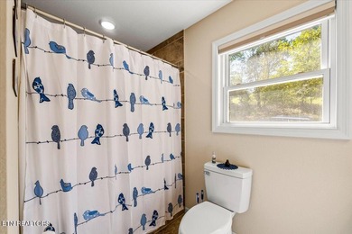 Welcome to this spacious and beautifully maintained 6-bedroom - photo 25