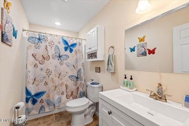 Welcome to this spacious and beautifully maintained 6-bedroom - photo 31