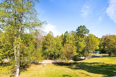 Welcome to this spacious and beautifully maintained 6-bedroom - photo 32
