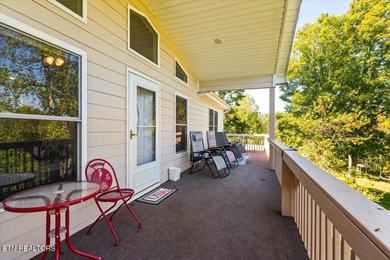 Welcome to this spacious and beautifully maintained 6-bedroom - photo 33