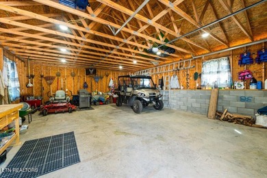 Welcome to this spacious and beautifully maintained 6-bedroom - photo 34
