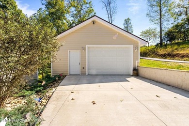 Welcome to this spacious and beautifully maintained 6-bedroom - photo 35