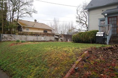 Historic Victorian on large lot zoned RM2. Tons of possibilities - photo 12