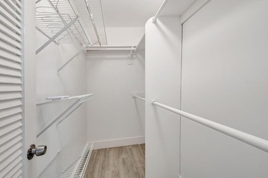 Beautifully updated 2-bedroom, 2-bathroom residence renovated in - photo 17