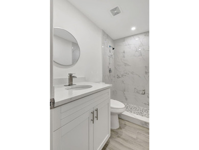 Beautifully updated 2-bedroom, 2-bathroom residence renovated in - photo 22