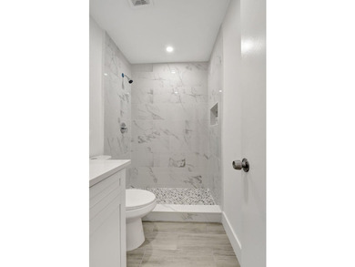 Beautifully updated 2-bedroom, 2-bathroom residence renovated in - photo 23