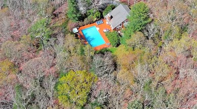 Your Private Summer Escape in East Hampton Tucked away behind a - photo 1