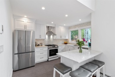 Your Private Summer Escape in East Hampton Tucked away behind a - photo 2