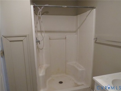 This 2-story, 3-4-bedroom 3 full bath house is a wonderful Handy - photo 13