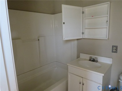 This 2-story, 3-4-bedroom 3 full bath house is a wonderful Handy - photo 16