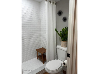 Move-in ready 1-bedroom, 1-bathroom condo located in Hawks - photo 22