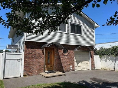 Bright & cheery 5 bedroom, 2 1/2 bath Hi-ranch tucked away in - photo 1