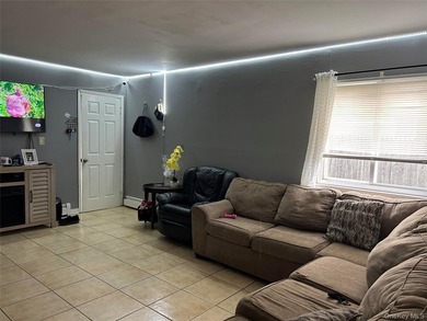 Bright & cheery 5 bedroom, 2 1/2 bath Hi-ranch tucked away in - photo 4