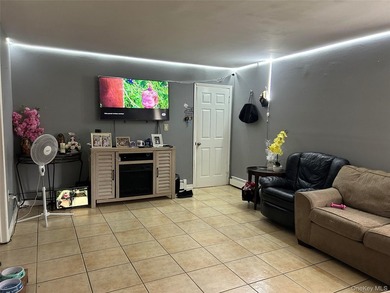 Bright & cheery 5 bedroom, 2 1/2 bath Hi-ranch tucked away in - photo 5